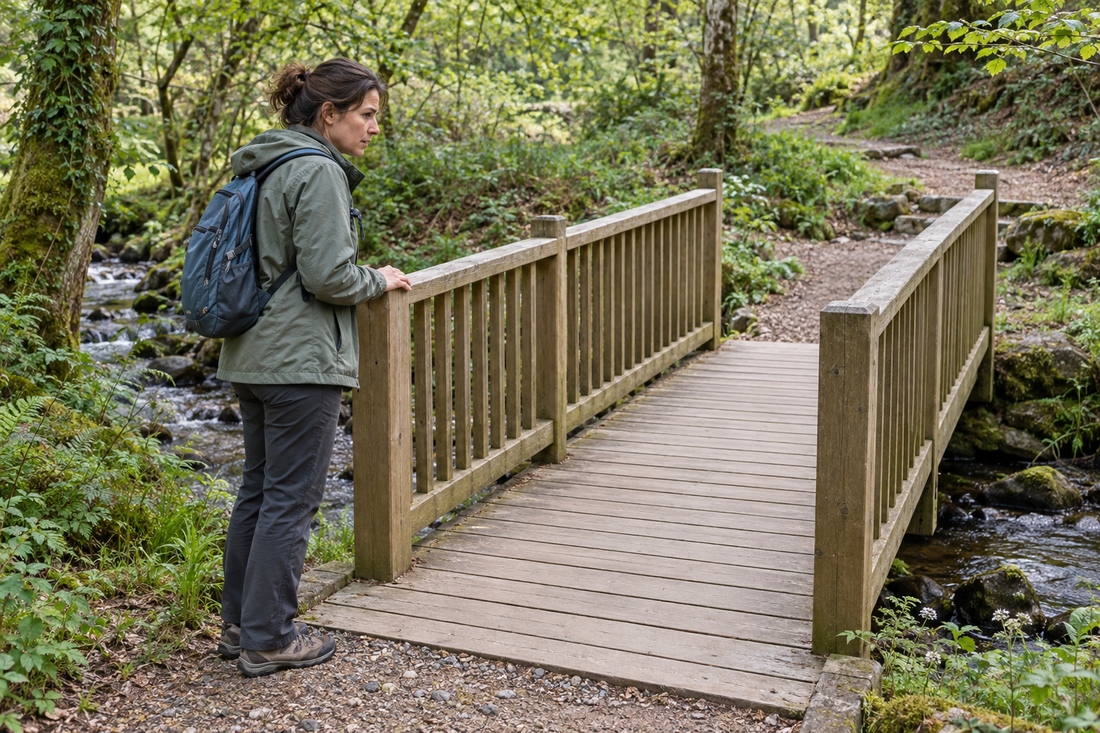 Femme à l’entrée d’une passerelle en bois avec garde-corps