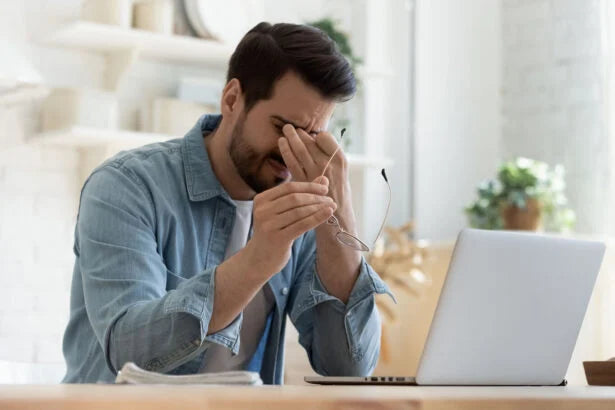 personne épuisée bureau réflexion calme