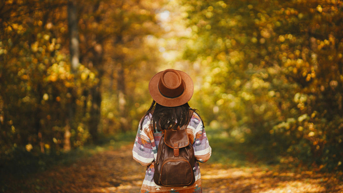 personne marche tranquillement après activité nature