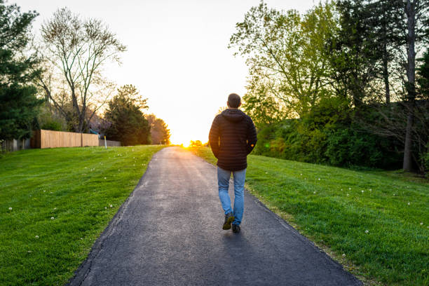 Personne en transition entre deux activités dans un environnement calme